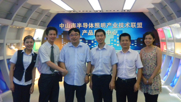 中亚ETC团队与中山市照明协会副会长、秘书长郁纪文合影
