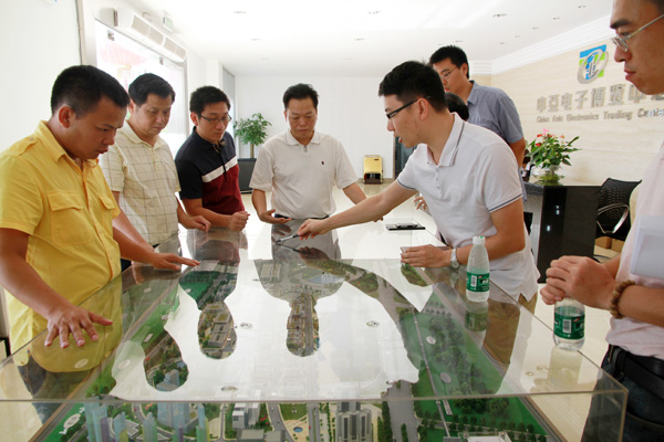 区发改委一行专家在研究中亚电子博览中心项目规划