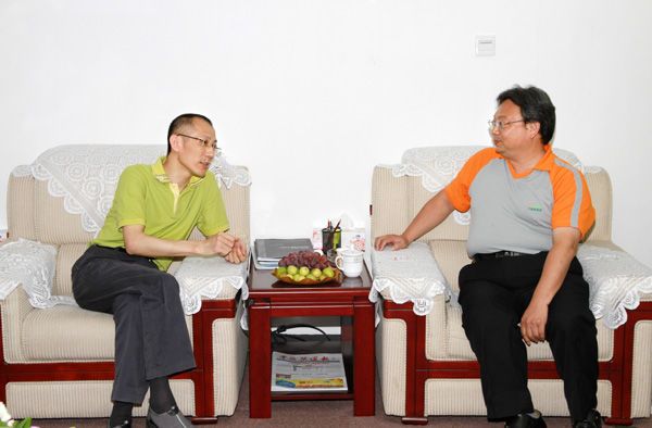   黄炳煌总裁向苏州市台商协会代表蔡文腾先生介绍中亚电子博览中心项目具体情况