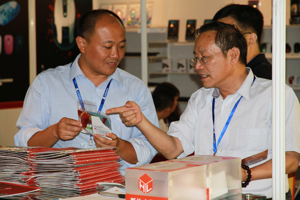 企划总监邓游龙与参展企业负责人交流行业发展热点