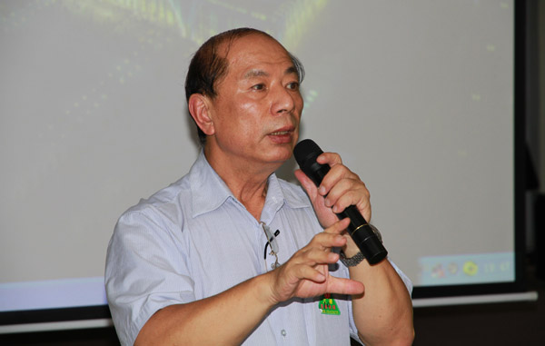 黄拓涵老师在培训课上为学员们生动地讲述企业标准化作业的重要性