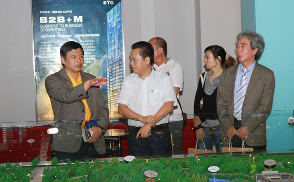 游森林会长认真参观中亚电子博览中心项目全景沙盘