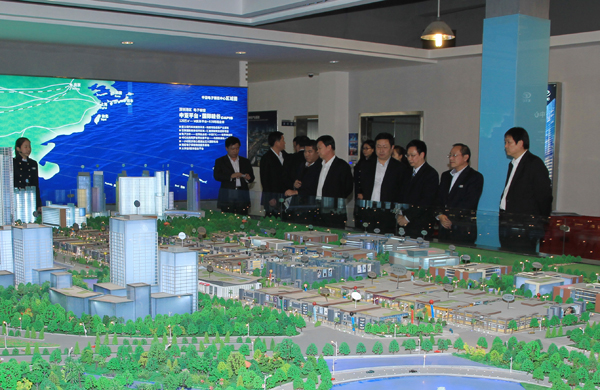 唐山市丰南区委一行领导认真参观中亚硅谷项目全景沙盘