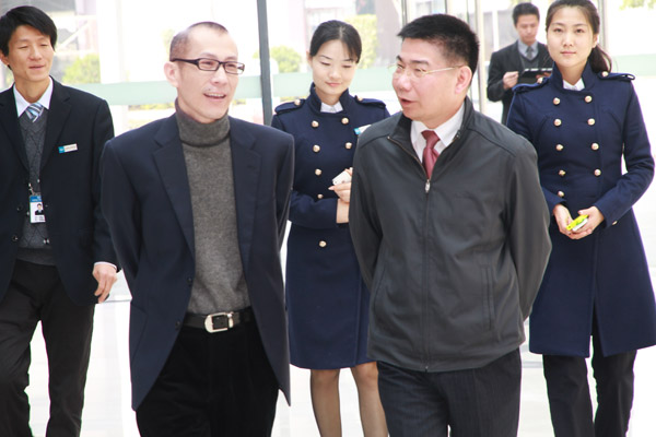 黄炳煌总裁陪同林涛副院长参观中亚硅谷项目现场