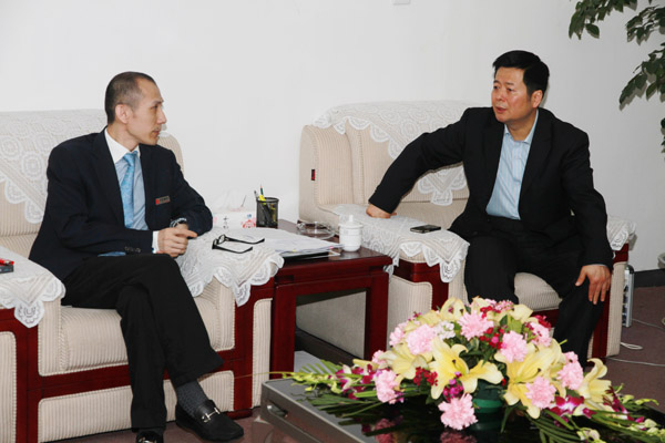 王强副主席向黄炳煌总裁就项目发展提出建议