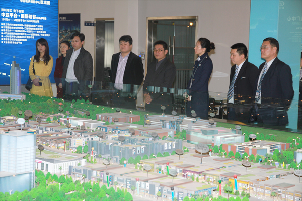 湖南益阳市高新技术产业开发区经济合作局一行领导认真听取项目介绍