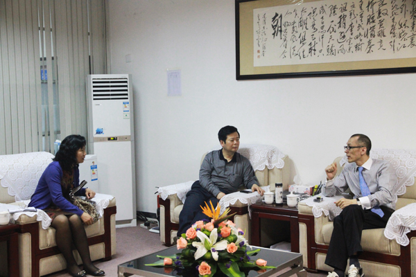 黄炳煌总裁与王强副主席、谢美玲部长亲切交谈