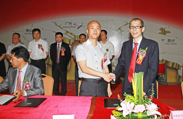 黄炳煌总裁（右）与保利万和国际影院代表正式签约