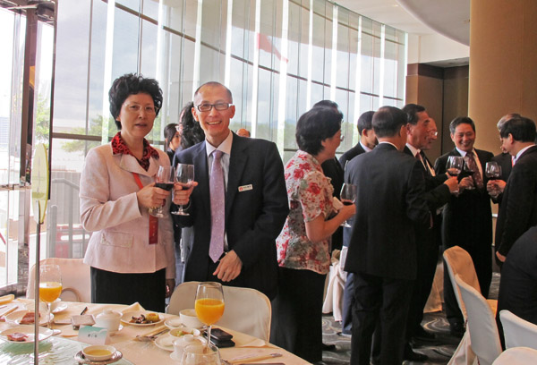 在午宴上，黄炳煌总裁与江西省委统战部常务副部长黄小华合影