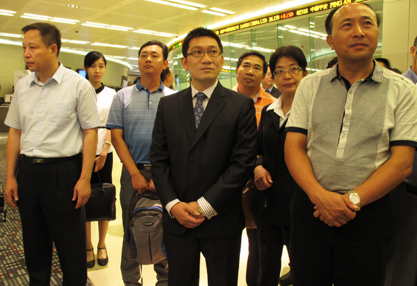 会前，陈俊平副总裁与出席嘉宾一道参观香港联合交易所
