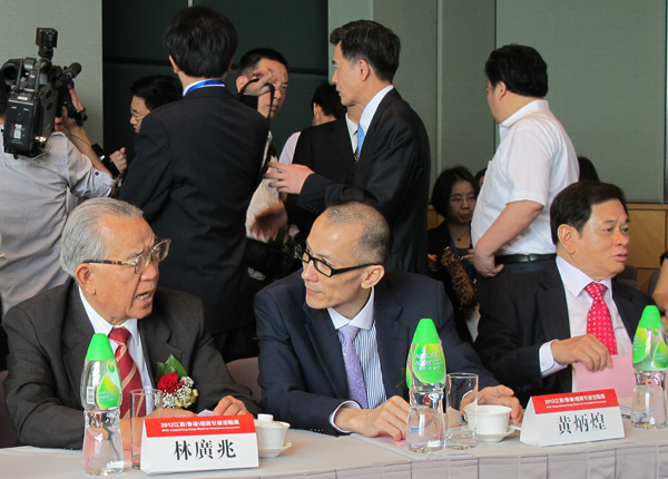 黄炳煌总裁在推介会上与中银国际控股有限公司副董事长林广兆交流