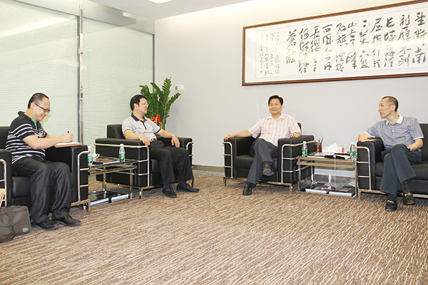 深圳市潮汕商会常务副会长黄育宏（右二）、秘书长丁伟斌（左二）与集团总裁黄炳煌（右一）亲切交谈