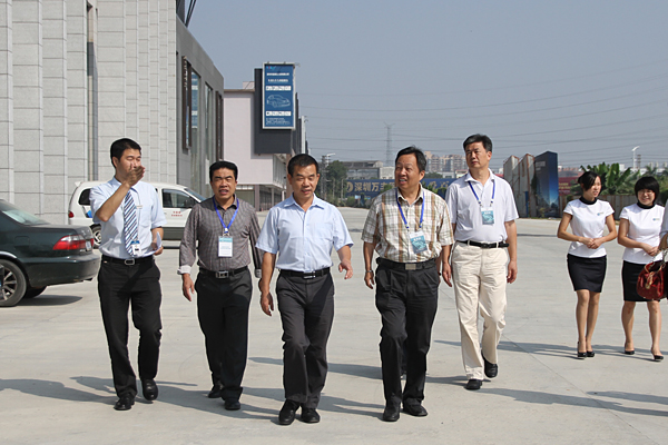 惠安县人大常委会主任曾玉山（前排右）一行在黄银河先生（前排左）的陪同下参观项目现场