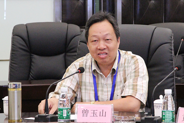 惠安县人大常委会主任曾玉山对黄炳煌总裁为家乡捐资助学、支持地方经济发展所做的贡献表示感谢