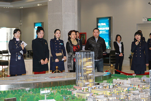 深圳市外商投资企业协会副会长郭小慧一行参观项目沙盘