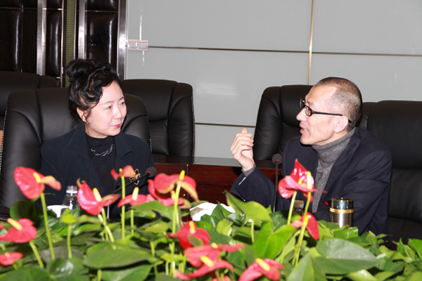 深圳市外商投资企业协会副会长郭小慧与集团总裁黄炳煌商谈引进外商企业入驻项目问题