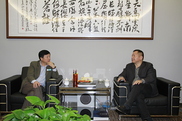 丁健副总裁（左）与深圳泉州商会常务副会长蔡哑辉（右）亲切交谈