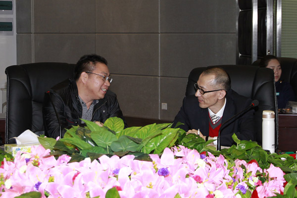 黄炳煌总裁与王福山社长亲切交谈