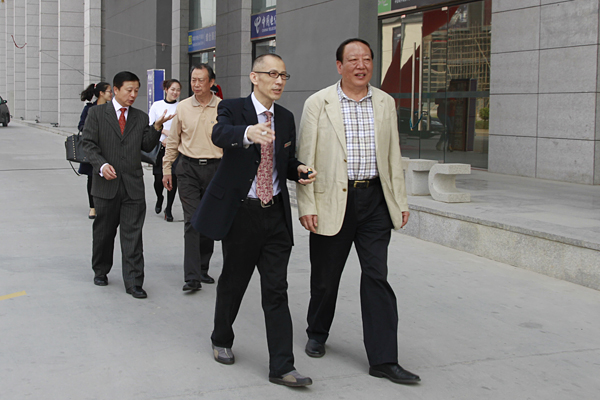 原江西省政协副主席王林森在总裁黄炳煌陪同下参观了项目园区