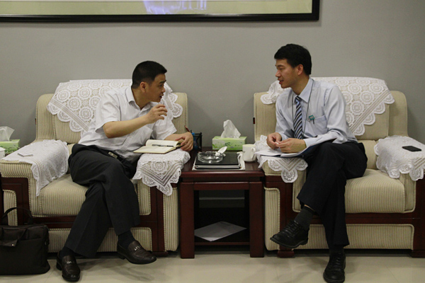 骆小龙主任（左）与招商总监周禾知（右）交流洽谈