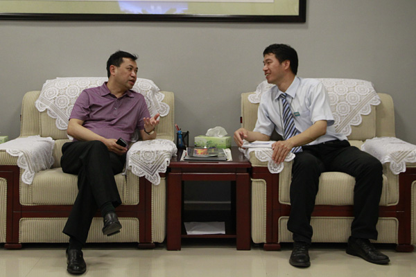 周晓骆主任（左）与招商总监周禾知交流