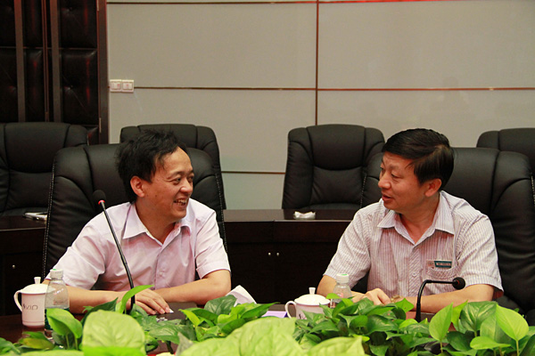 汪同茂总经理(左)与丁健副总裁（右）交流