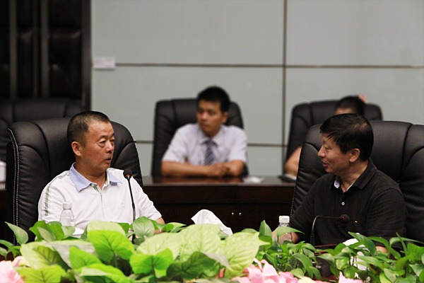 彭国湘会长（左）与丁健副总裁（右）交流