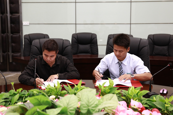 集团会展中心副总监吕建华（右）与深圳市恩阳文化传播有限公司总经理谢恩阳（左）签约 