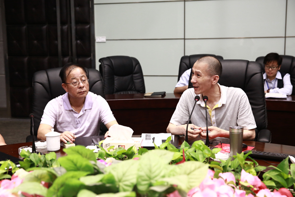 黄炳煌总裁（右）与李贤书主任（左）交流