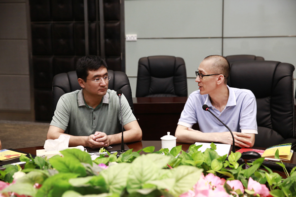 黄炳煌总裁（右）与赵志刚书记（左）交流