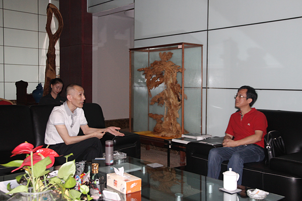 黄炳煌总裁（左）与张惠沅总经理（右）交谈 