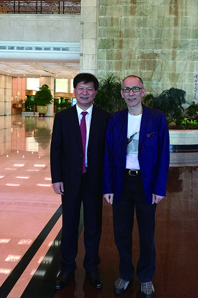 江西省委常委、统战部部长陈兴超（左）与黄炳煌总裁（右）合影