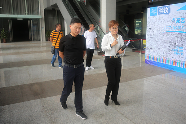 领导一行参观营销中心 领导一行参观营销中心