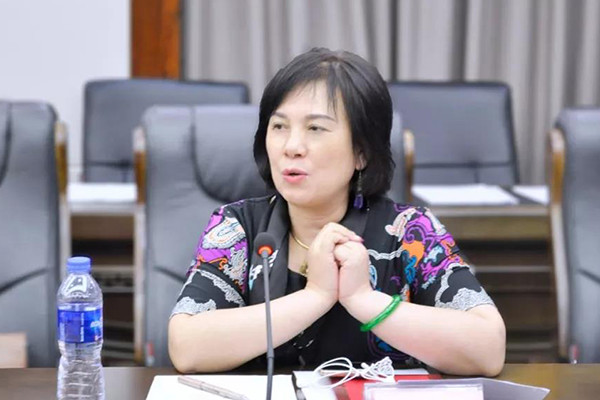 深投融商会秘书长李月华主持会议