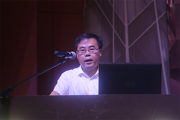 赤水市委副书记、市长谭海致词