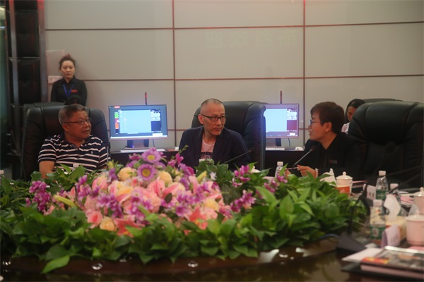 中亚电子城集团总裁夏萍介绍与邓州的合作模式