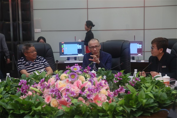 中亚集团董事局主席黄炳煌在座谈会上发言