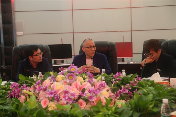 中亚集团董事局主席黄炳煌在座谈会上讲话