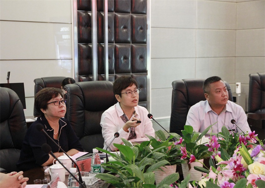 中亚电子城集团总裁夏萍介绍中亚的发展情况