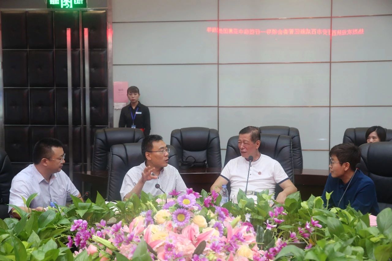 主任姚海军（左二）介绍西咸新区发展情况