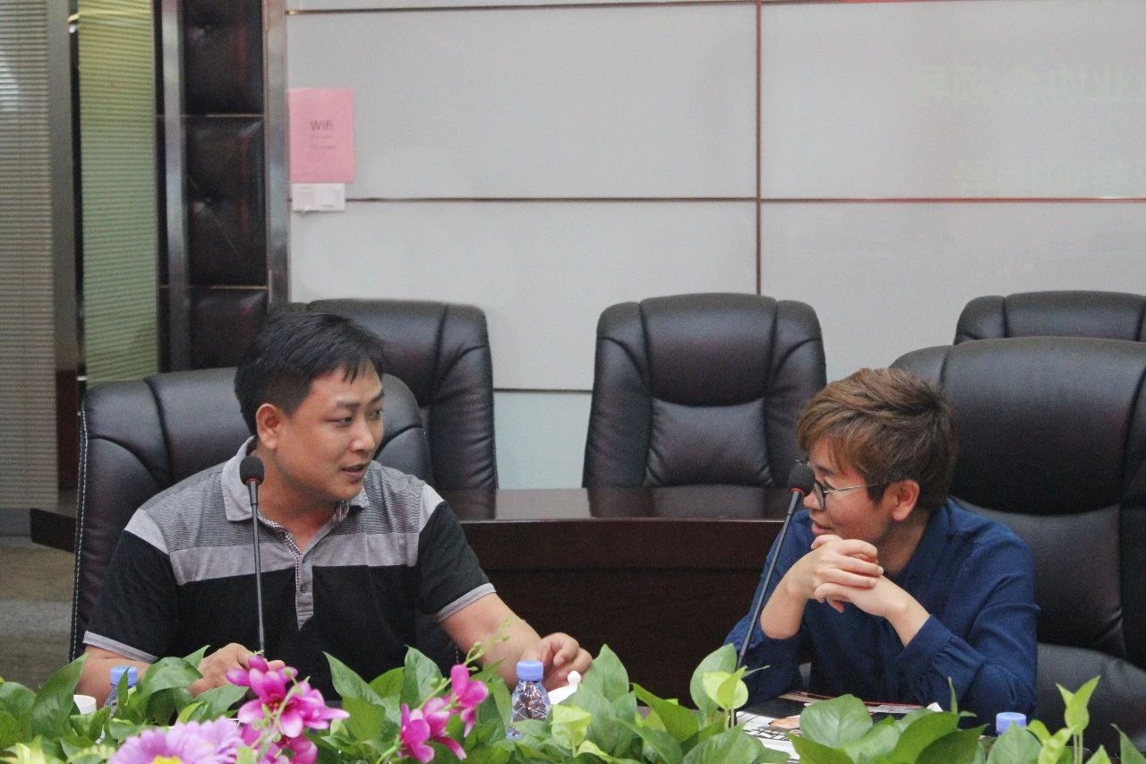 王宏伟（左）与常务副总裁夏萍（右）洽谈