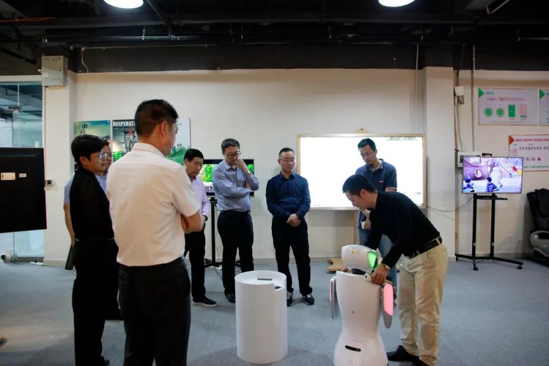 宁夏吴忠市领导参观康养云平台和陪护机器人展厅