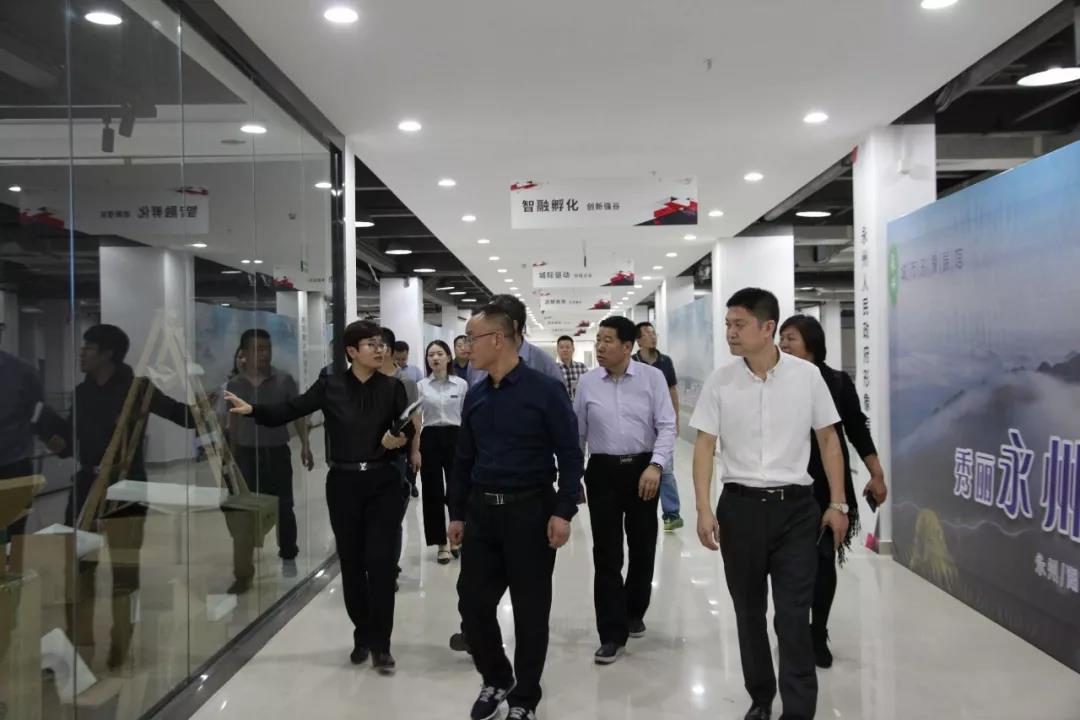 宁夏吴忠市领导参观钟中亚硅谷城市形象展厅