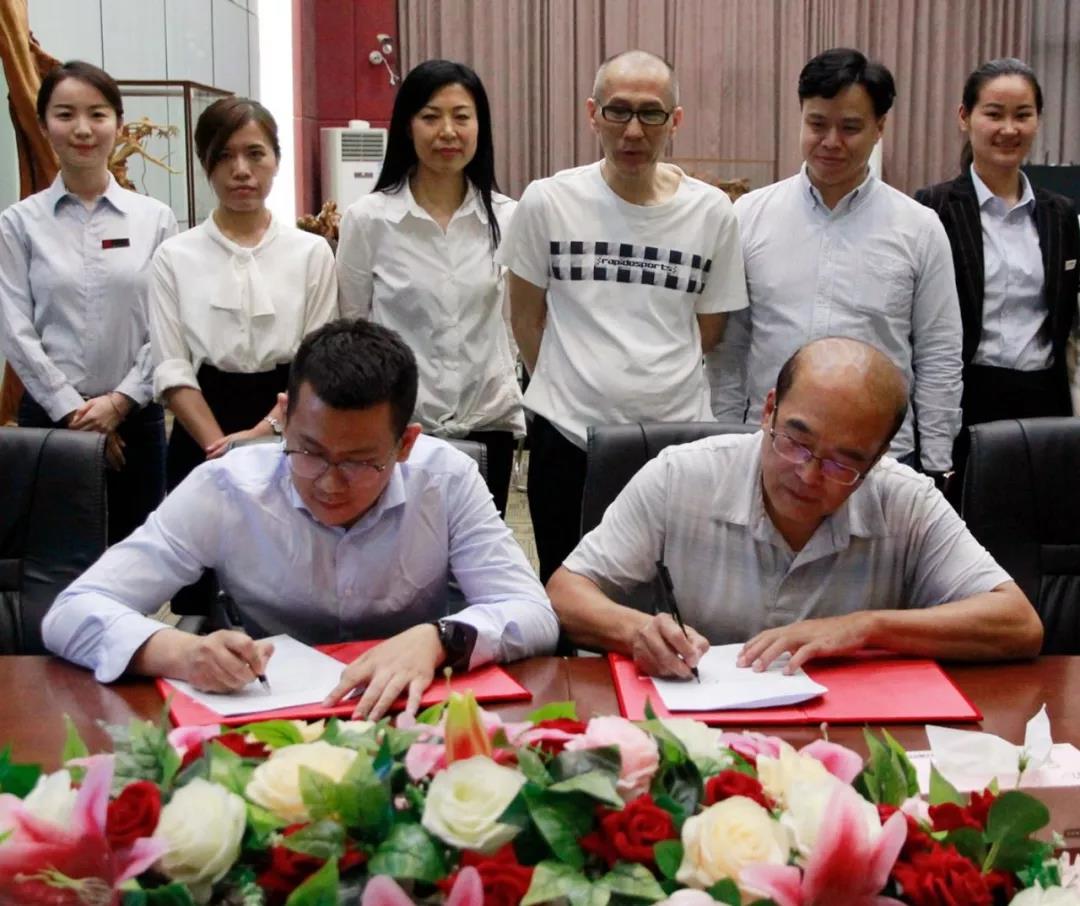 安炬科技董事局主席吴以舜（右）与中亚集团董事局主席助理黄志（左）签订战略合作协议