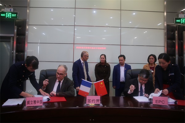 电白二建项目经理廖庆华（右）与威立雅中国区能源事业部高级副总裁 Mr.毕（左）签订EPC总承包协议