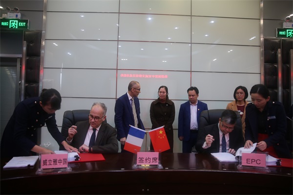 电白二建项目经理廖庆华（右）与威立雅中国区能源事业部高级副总裁 Mr.毕（左）签订EPC总承包协议