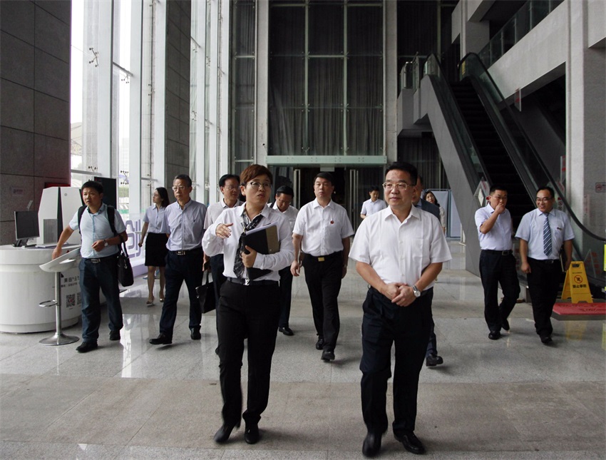 领导们参观中亚会议中心