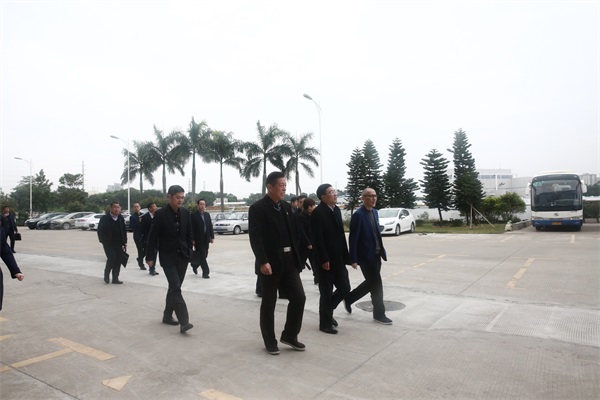 领导们参观中亚产业园区