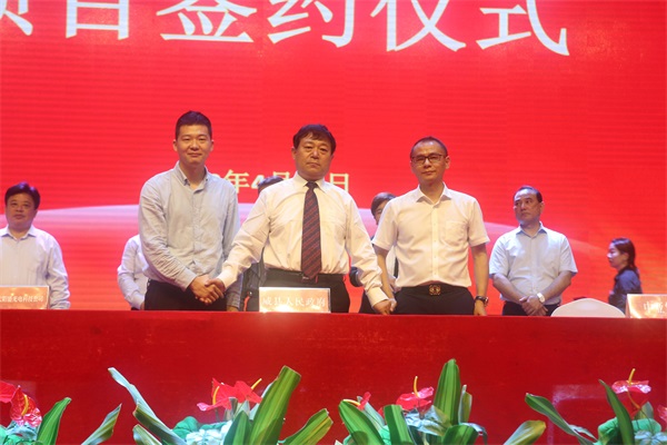 威县人民政府、中亚产业园运营有限公司、深圳蓝霆太阳能光电科技有限公司签约