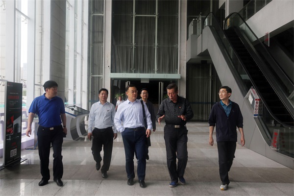 领导们参观中亚会议中心